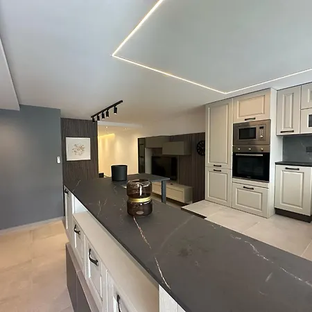 Modern Ground Floor Maisonette - Blanch 아파트 *
